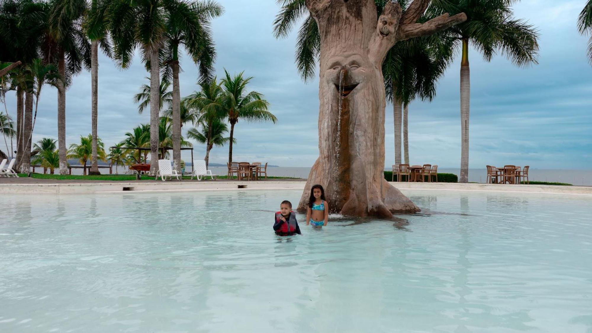 Amatique Bay Hotel ปวยร์โต บาร์ริโอส ภายนอก รูปภาพ