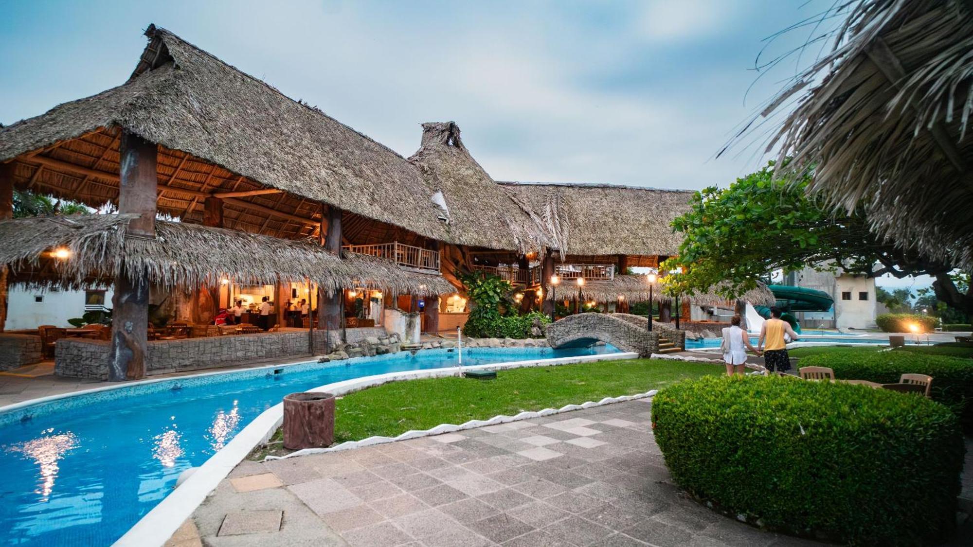 Amatique Bay Hotel ปวยร์โต บาร์ริโอส ภายนอก รูปภาพ