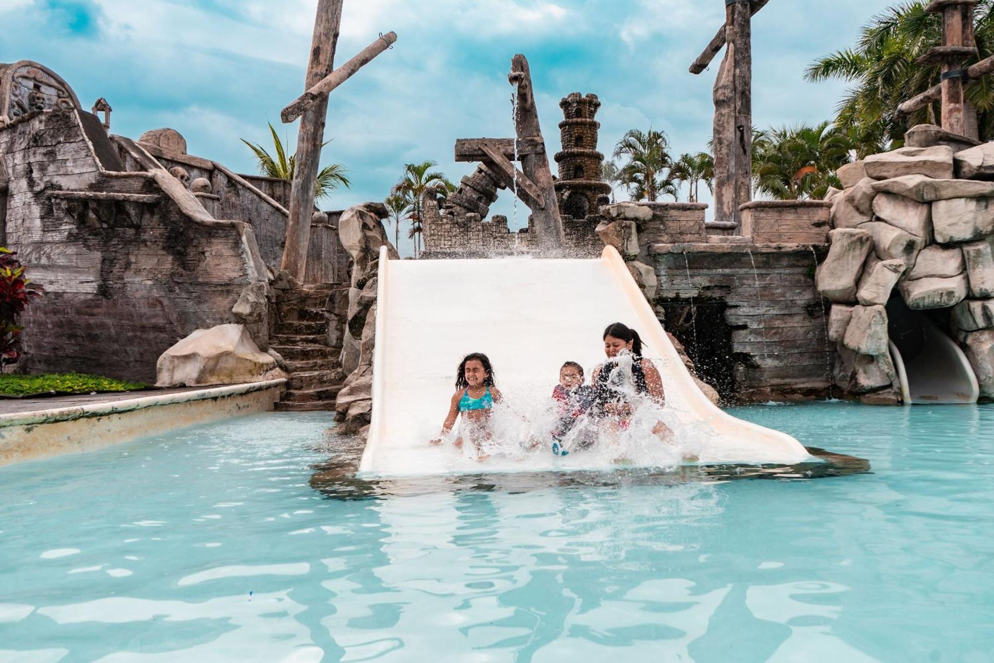 Amatique Bay Hotel ปวยร์โต บาร์ริโอส ภายนอก รูปภาพ